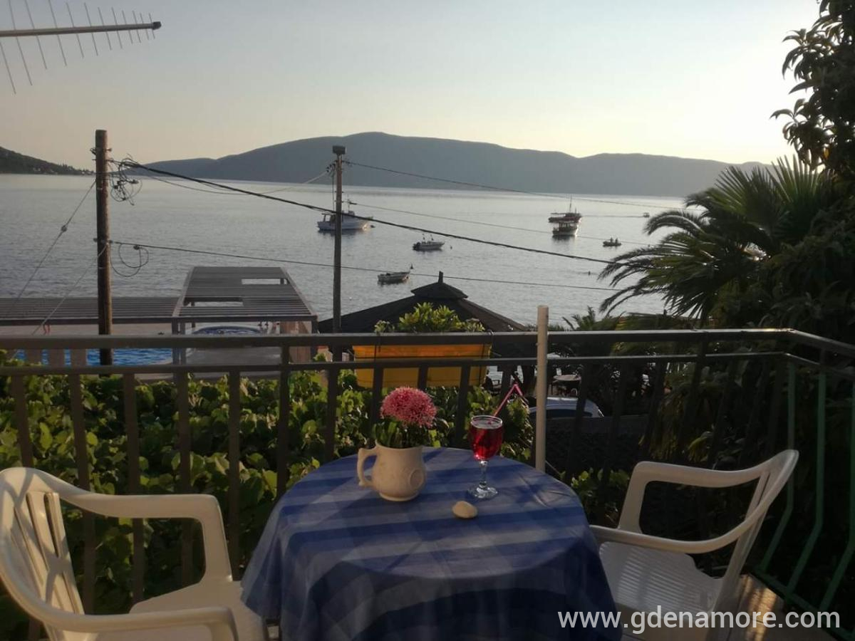 Apartmani Ancora na pjeni od mora, privatni smeštaj u mestu Kumbor, Crna Gora - FB_IMG_1553097636769